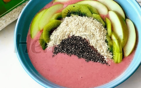 Strawberry Smoothie Bowl with Quinoa Flakes