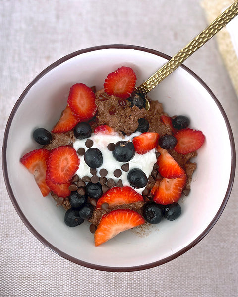 Bowl de hojuelas de quinoa con cacao y frutos rojos